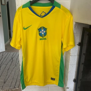 Brasilien fotbollströja - Accepterar oftast bud. Hemma tröjan. Storlek M och helt ny 