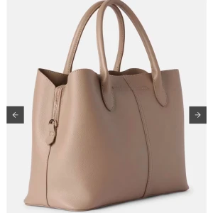 Beige väska från Åhléns  - Beige väska från Åhléns. Axelband följer med (avtagbar) använd fåtal gånger. Nypris 599. Pris kan diskuteras 