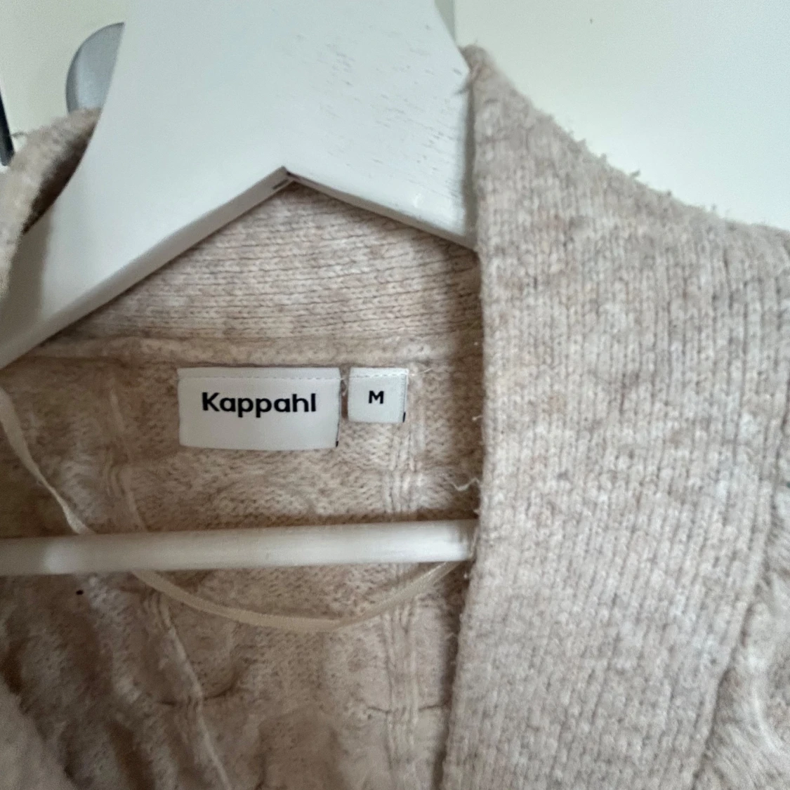 Beige kabelstickad kofta från Kappahl - 2