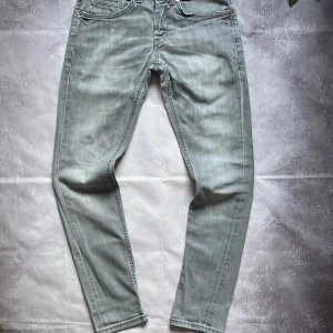 DonDup George jeans - Säljer dessa eftertraktade DonDup jeansen, modell George för bara 799kr, nypris ligger på över 3000kr!  🎨 Färg: Ljusgråa 📏 Storlek: W31 📐 Mått: Fråga gärna ifall mått önskas ♻️ Skick: 9/10 utan tecken på användning  🧵 Material: 97% bomull  ‼️Skickas dagen efter köpet genomförs‼️