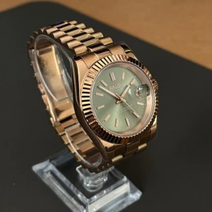 Seiko Datejust guldarmband grön urtavla - Snygg Seiko Datejust med guldigt armband i metall och en stilren grön urtavla. Klockan har räfflad bezel, datumfönster med förstoringsglas och klassisk länkdesign. Perfekt accessoar för dig som vill sticka ut med en elegant och modern look.