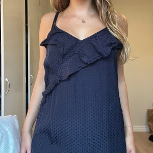 Blå klänning - Säljer en super fin klänning från saint tropez med fina detaljer och mönster, säljer då den inte är min stil, super skön till sommaren❣️ 