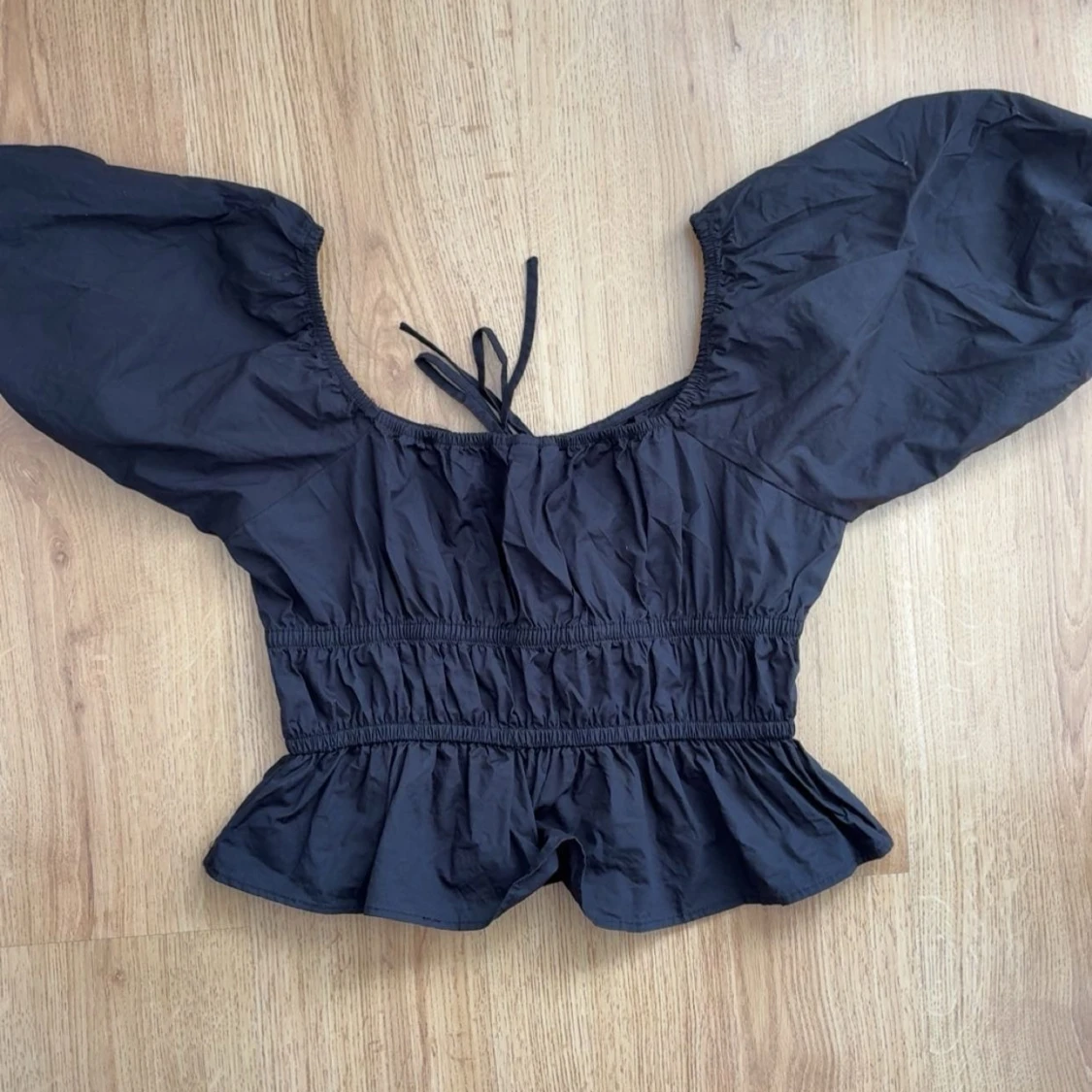 Svart croppad blus med puffärm - 2