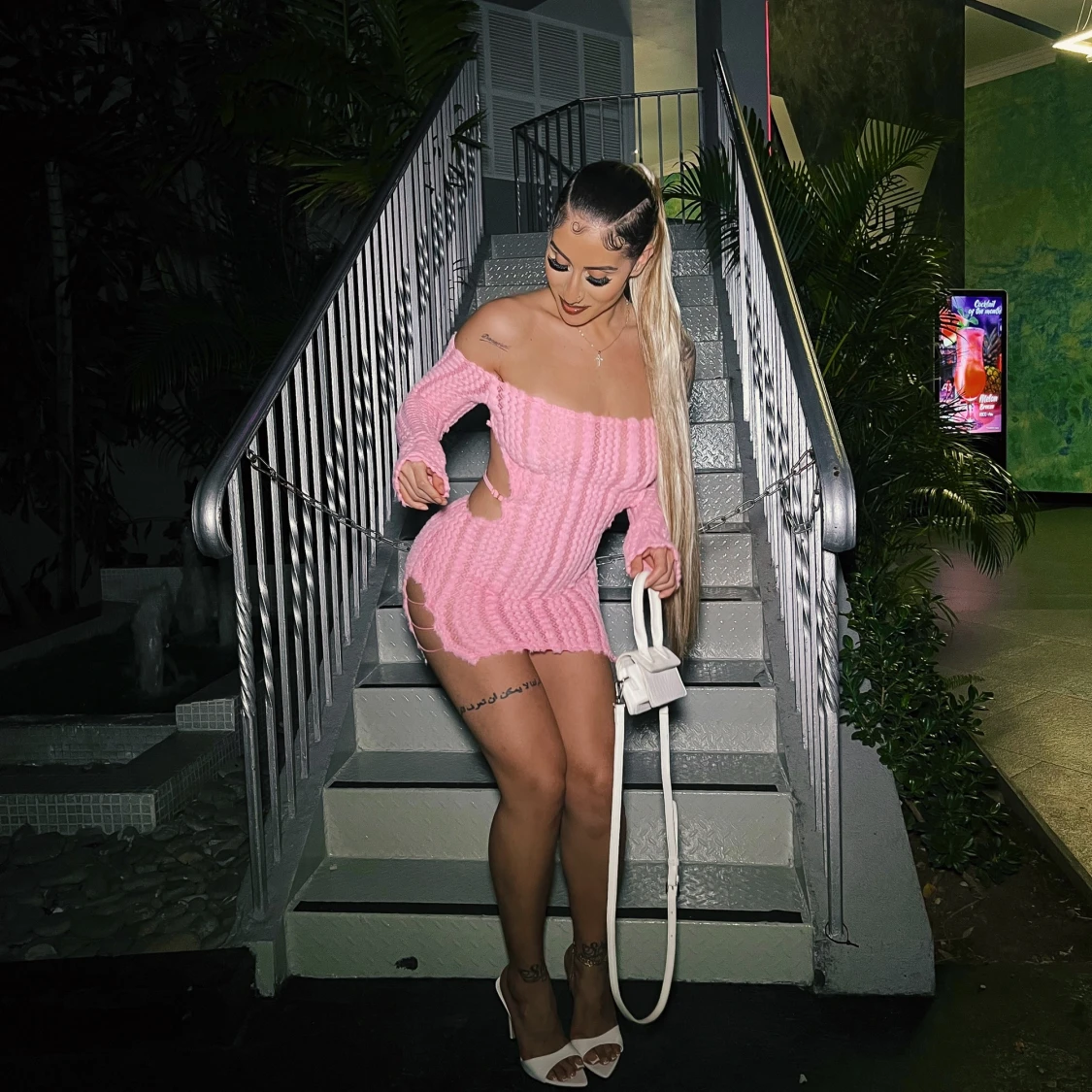 Rosa stickad offshoulder miniklänning - 1