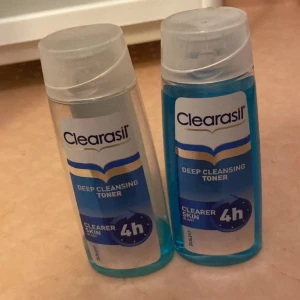 Clearasil Deep Cleansing Toner - Två flaskor Clearasil Deep Cleansing Toner med blå vätska. Perfekt för dig som vill ha en fräsch och klar hy snabbt. Tonern kommer i genomskinliga plastflaskor med snäpplock och rymmer 200 ml vardera.