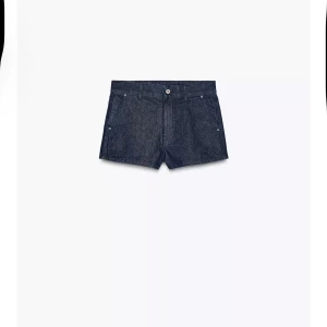 Mörkblå jeansshorts - Säljer dessa så snygga jeansshorts!!! Aldrig använda och med prislapp
