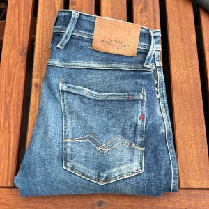 Replay anbass  - Sjukt feta replay anbass jeans i storlek 31! Jeansen är lite mörkare i verkligheten det blev lite annat ljus på bilden. Skick 8,5-9/10! Mått: W 40cm ! L 103cm! Hör av dig vid minsta fundering 🤩