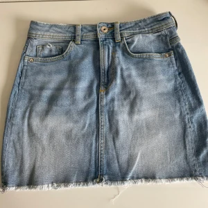 Low waised jeans kjol - Säljer nu min jättefina jeans kjol som är low waised. Man kan sbsolut klippa den kortare. Skriv för bilder❤️