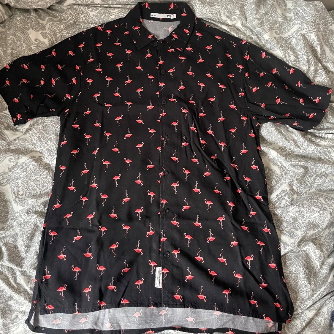 Svart skjorta med flamingomönster