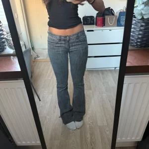 Grå bootcut jeans med låg midja - Grå Bootcut jeans med låg midja från Brandy Melville🩷