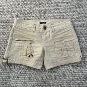 Lågmidjade shorts - Hej!! Säljer dessa jättefina shorts från sisley i storlek xs-s med midjemåttet 38 cm. De är väldigt lågmidjade med guldiga skimmer. Tveka inte på att skriva vid frågor🤗