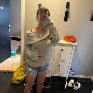 Ljusgrå offshoulder stickad tröja - Supermysig ljusgrå stickad tröja med offshoulder-design och långa ärmar. Tröjan har en ribbad struktur. Den är ifrån HM storlek M☺️