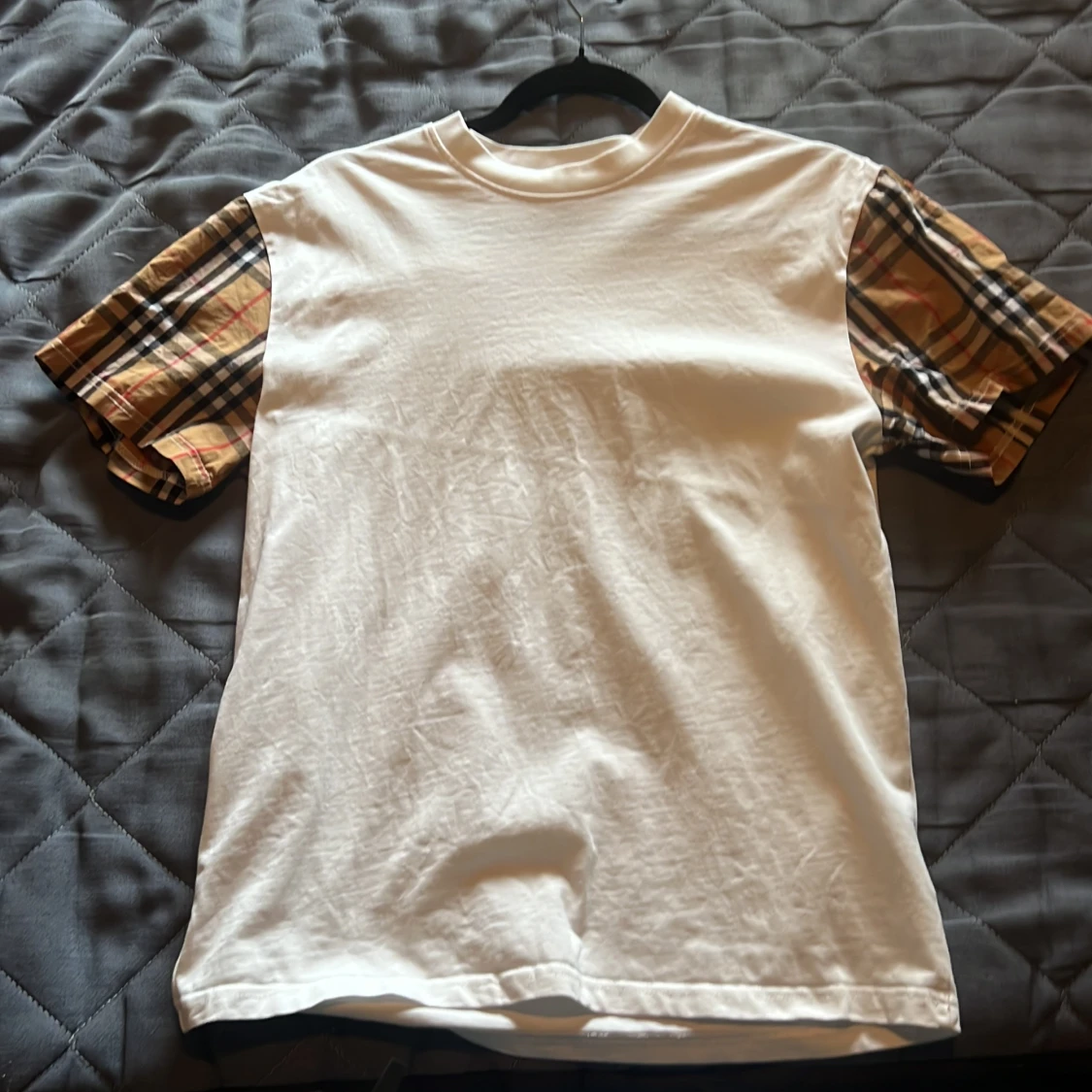 Vit Burberry t-shirt med rutiga ärmar