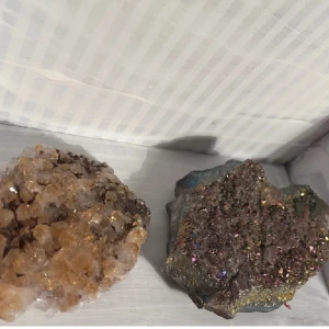 Kristaller och mineraler: En visuell guide - Priset beror på vilken du vill köpa! Kontakta mig innan du köper. Upptäck en färgstark samling av kristaller och mineraler! Perfekt för dig som är nyfiken på naturens egna konstverk. Boken visar olika stenar och kristaller i närbild, med fokus på deras unika former och färger. Inspirerande för samlare och naturälskare. 