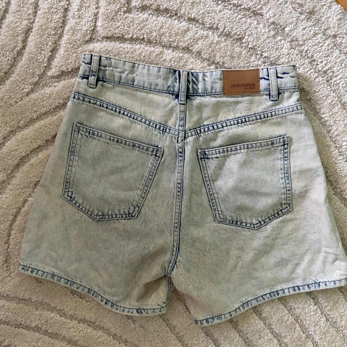 Ljusblå högmidjade jeansshorts - 2