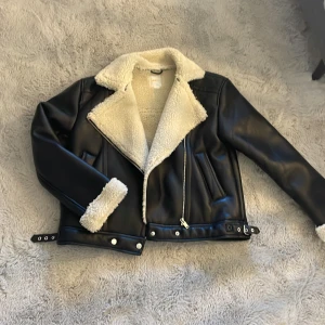 Jacka från gina tricot - Jag säljer en super snygg jacka från gina young! Den är i strl 158/164 och har alldrig använts då den inte passar! 