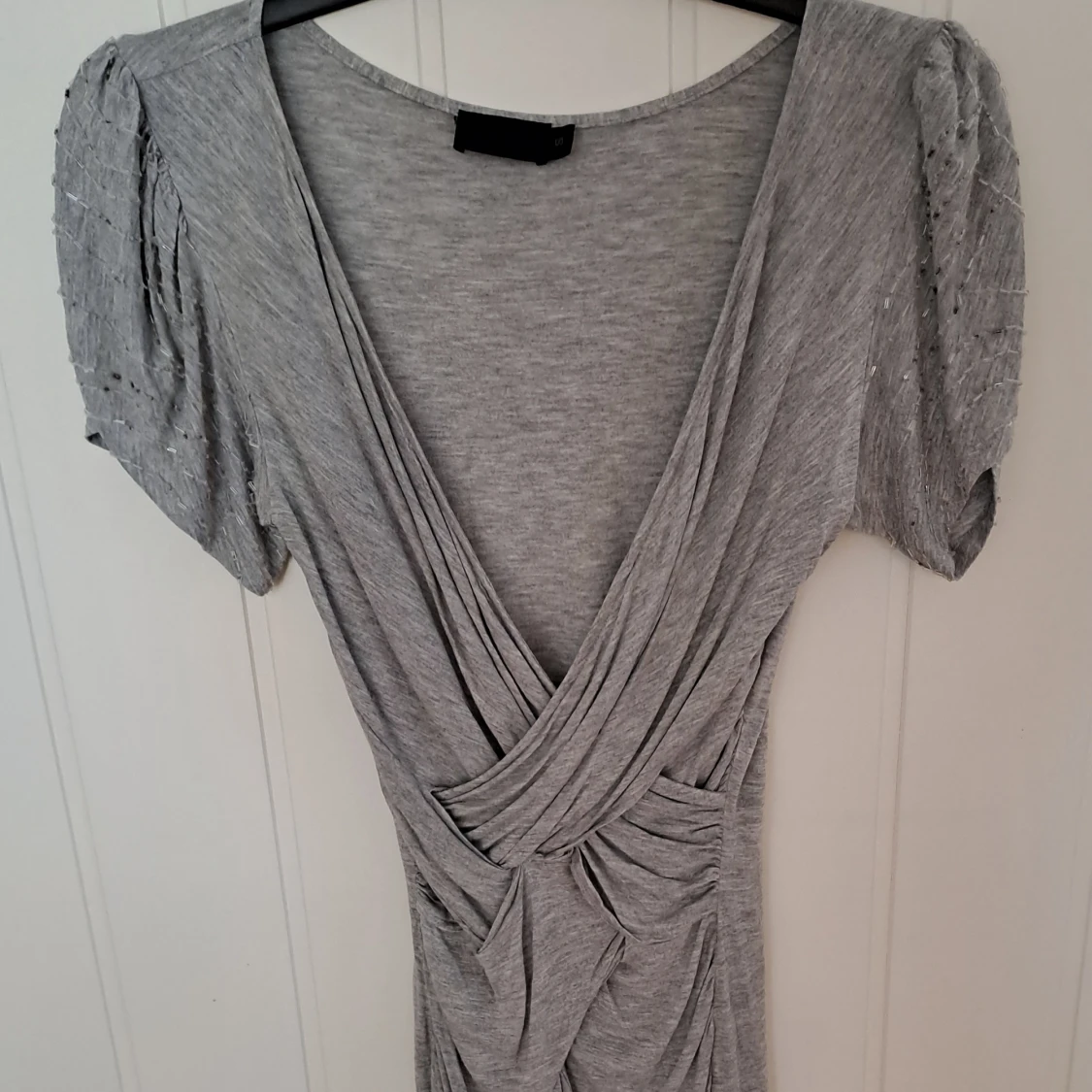 Grå omlottklänning från All Saints