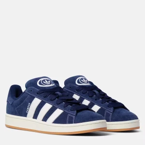 Adidas Campus marinblå sneakers  - Säljer mina campus då dem inte kommer till användning. Väldigt bra skick, bara använt fåtal gånger. Nypris 1449kr