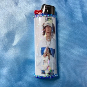 BLADEE - jaws - lighter - ⭐️ 1st Refillable BIC MAXI LIGHTER med gtbsbe inspirerad wrap⭐️ ✨Tillsammans med lightern kommer random foto, drain stickers och freebies! (klistermärken + godis) ✨