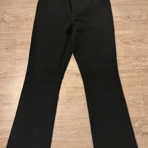 Svarta kostym byxor från BikBok - Svarta kostymbyxor från bikbok i storlek 40 (m) . De är som nya. Ordinarie pris 500 