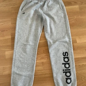 Grå mjukisbyxor från Adidas - Storlek s