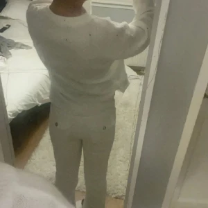 Vita jeans med silverdetaljer - säljer dessa snygga vita jeans från Gina tricot 💋💋