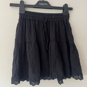Svart kjol - Säljer denna helt nya svarta ”volangkjolen” från lager157 🌸 nypris är 150 kr! 