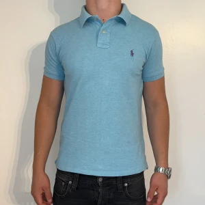 Ralph Lauren piké slim fit  - Ralph Lauren piké | skick 9/10 | Storlek - M | Pris - 599kr | Modellen är ca 178cm lång | Hör av dig vid minsta fråga eller fundering!!