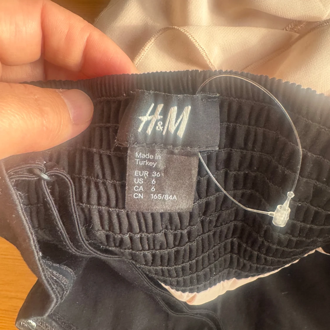 Svart och ljusrosa volangklänning - 3