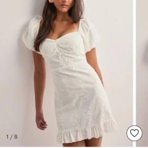 Vit klänning - Säljer en vit klänning från Nelly, endast använd en gång💓 första bilden är lånad, de andra är mina!!