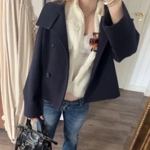 Mörkblå kappa från Gina  - Mörkblå kappa från Gina tricot som jag inte får användning för längre. Kappan är väl omhändertagen och har inga skador💘