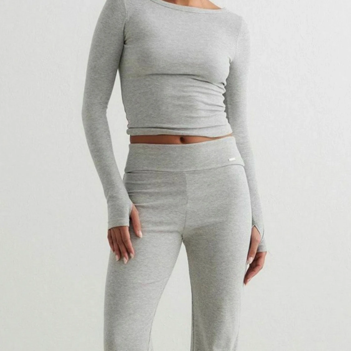 Grå ribbad set från Aimn