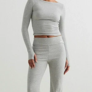 Grå ribbad set från Aimn - Säljer ett ljusgrå ribbad set från Aimn i storlek S. Setet är i ett stretchigt material i bomull och polyester. Perfekt till chill eller träning, enkel att matcha med allt. Helt nytt skick!