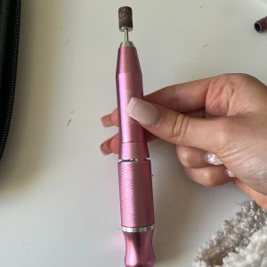 Nagel elfil - En nagel elfil som jag säljer för jag ska köpa en ny 💕 den funkar exakt som ny, denna är väldigt bra om du är nybörjare med naglar! Jätte bra storlek och smidig att ta med eftersom den är som i en liten låda som man kan stänga igen och bära runt på 💓💓 ordinarie priset är mellan- 400kr. Minns dock inte vart nånstans jag köpte ifrån.