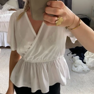Vit omlottblus   - Supersöt vit omlottblus från Vero Moda, använd ganska mycket men inga direkta defekter💕💖