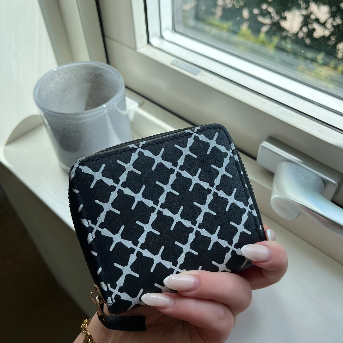 Svartvit plånbok med grafiskt mönster - 1