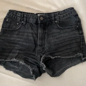 Svarta Jeansshorts  - Säljer dessa svarta jeansshorts från Gina Tricot Young. De är i fint skick och skulle säga att storleken motsvarar xs! Skriv om du är intresserad! 
