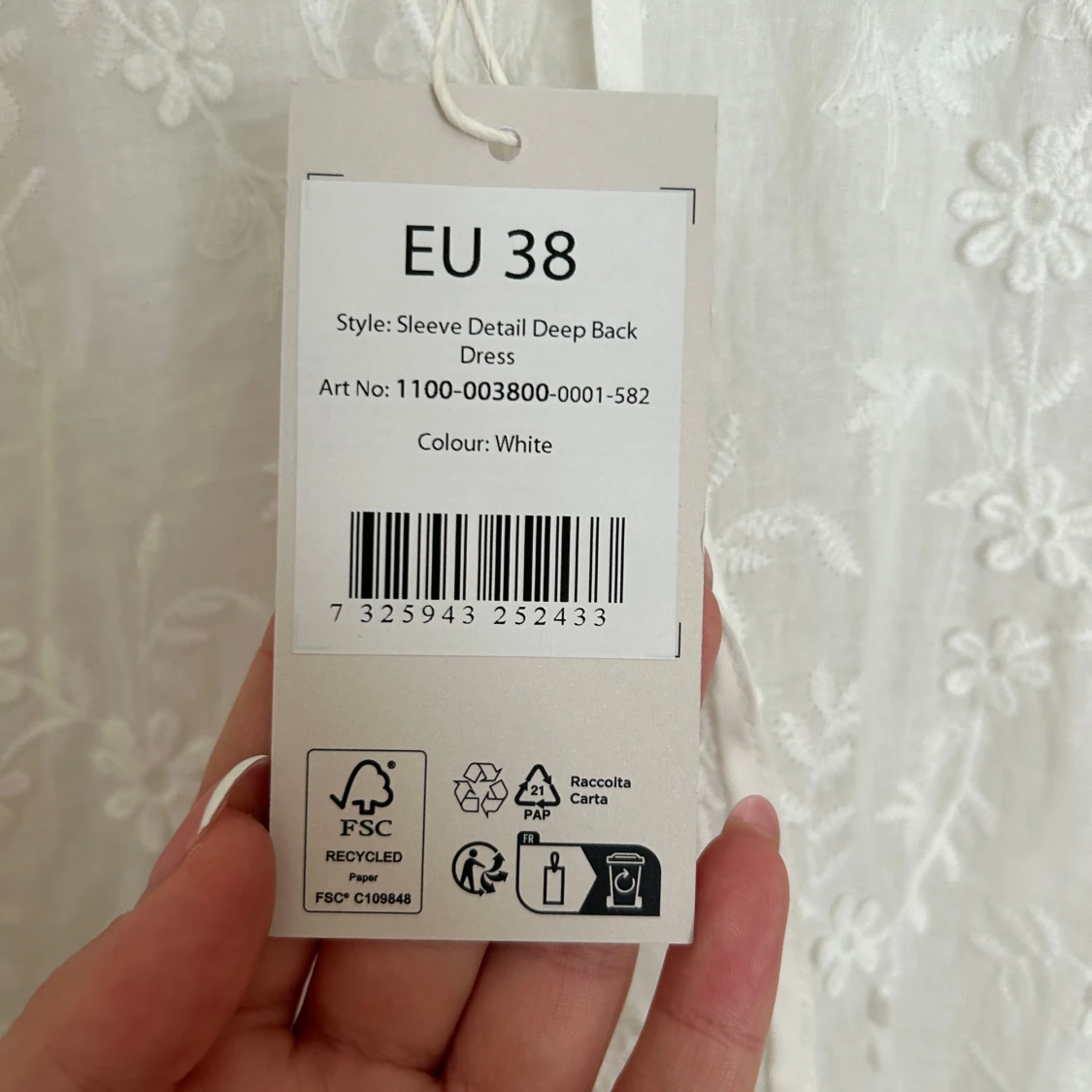 Vit broderad kortklänning NA-KD - 4