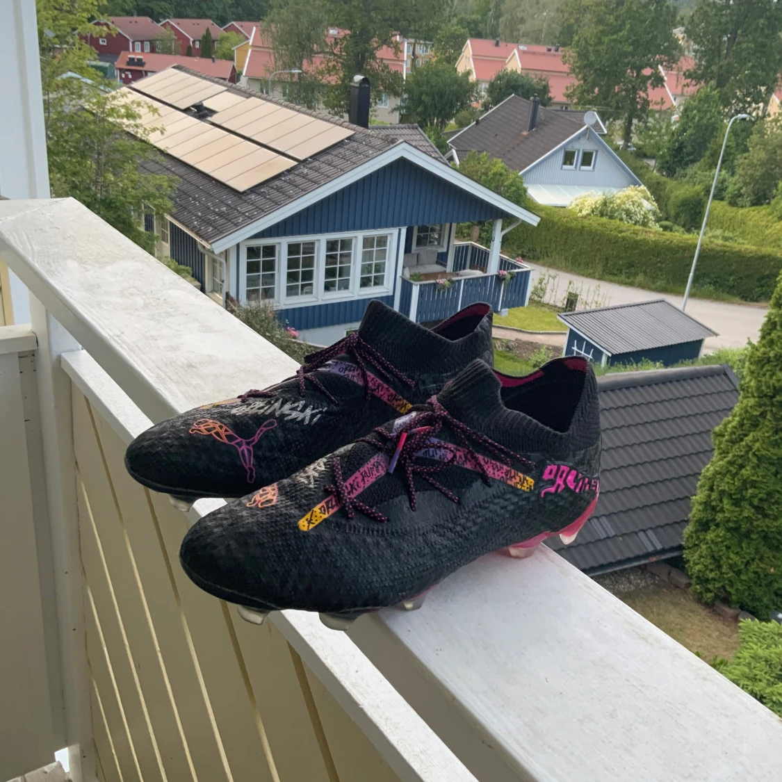 Svarta fotbollsskor med rosa detaljer - 1