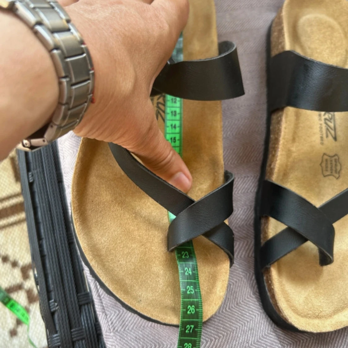 Svarta sandaler i skinn med korsade remmar - 3
