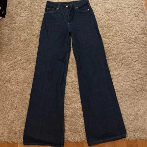 Jeans - Snygga mörkblå vida jeans med hög midja, köptes på h&m i London hösten 2024. Storlek 34, knappt använda och i väldigt bra skick 
