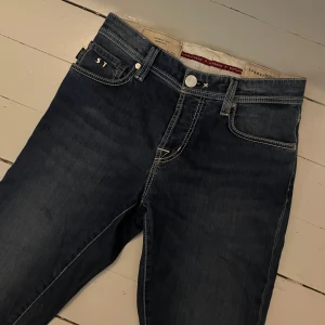 Tramarossa Selvedge Jeans - Tjena! Säljer dessa Tramarossa Jeans tillverkade i Selvedge denim✔️ Mycket fint skick✔️ Storlek 30✔️Modell på bilden 180cm 62kg✔️Orginal parfym på Jeansen sitter kvar✔️Mitt pris 850kr Nypris 3600kr✔️Har du någon fråga eller fundering är det bara att skriva✔️