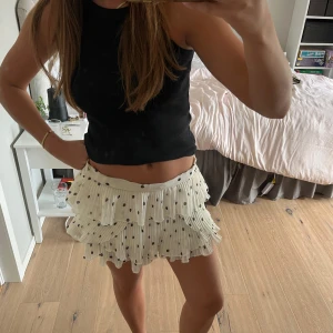Vit volangkjol med svarta prickar - Supersöt volangkjol som är shorts från Zara💛