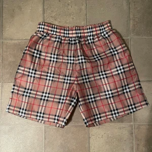 Burberry Shorts - tja, säljer ett or burberry shorts i storlek S. shortsen är i bra skick och har du frågor är de bara att höra av sig✌️