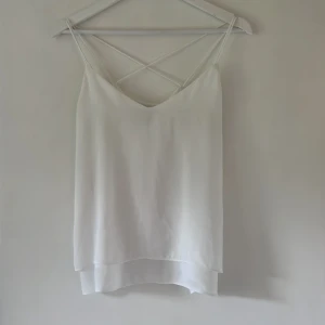Vit linnetopp från H&M - Säljer en vit linnetopp från H&M i storlek 36. Den är i bra skick!