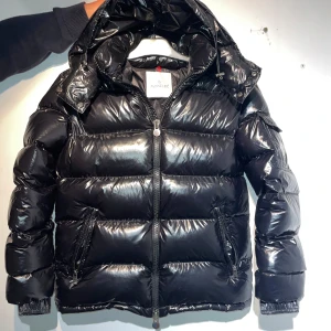 Monclear maya  - En äkta monclear jacka me om fler bilder för bevis på att den e äkta!