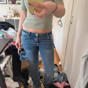 Blå bootcut jeans låg midja - Säljer ett par klassiska blå jeans med bootcut och låg midja, från hm storlek 38. Knappt använda! 💗