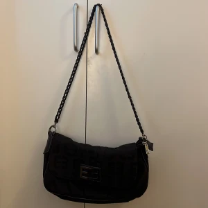 Svart axelväska  - Snygg svart axelväska
