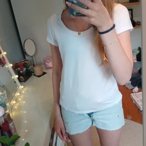 Ljusblå jeansshorts från Gina💕 - Snygga ljusblå jeansshorts från Gina Tricit med råa kanter och slitna detaljer framtill. 💕💕