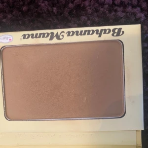 Bahama Mama bronzer från theBalm - Bahama Mama är en matt bronzer i en varm, mellanbrun nyans. Kommer i en retroinspirerad gul kartong med spegel på insidan. Perfekt för att skapa en solkysst look eller för contouring. Puderform och lätt att blenda.